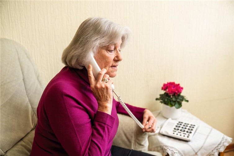 Im Alltag sicher leben: Kriminalhauptkommissarin Carolin Blum wird wichtige Tipps zum Schutz vor Betrugsmaschen am Telefon oder an der Haustür geben.