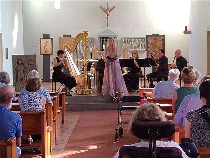 Im Altarraum der Maria Königin Kirche in Kalenborn präsentieren die Künstler klassische Musik und Holzkunstwerke.