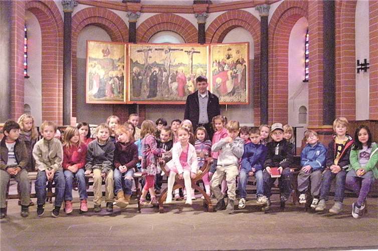 Im Altarraum entdeckten die Kinder Figuren und Fensterbilder der Heiligen. Privat