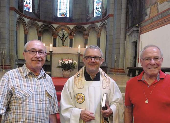 Im Andernacher „Mariendom“ dankte SMB-Brudermeister Heinz Schäfer (r.) den beiden Akteuren Josef Nonn (l.) für seine sachkundigen Informationen zur Heimat- und Kirchengeschichte sowie Pfarrer Lutz Schultz, der den Kapellenpilgern in einer Andacht den Pilgersegen erteilte. PRESS