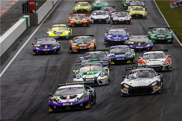 Im Anflug auf den Nürburgring. Die ADAC GT Masters sucht in der Eifel ihren Halbzeit-Meister.  Foto: ADAC GT Masters