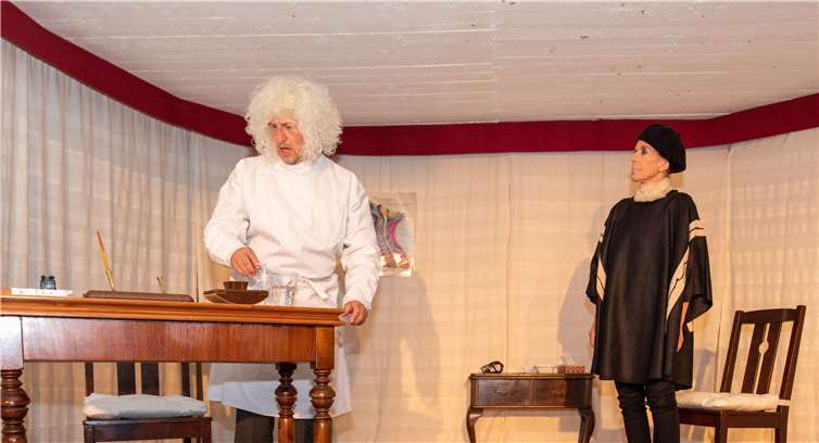 Im Angesicht des Leibhaftigen (r. Ursula Rocke) wird der Geheimrat (l. Clint Christian Staak) nervös.