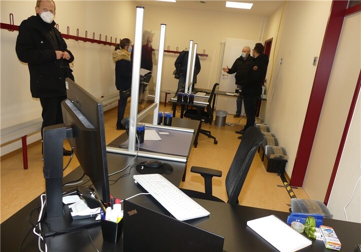 Im Anmeldebereich werden die Impflinge von geschultem Personal empfangen und registriert.