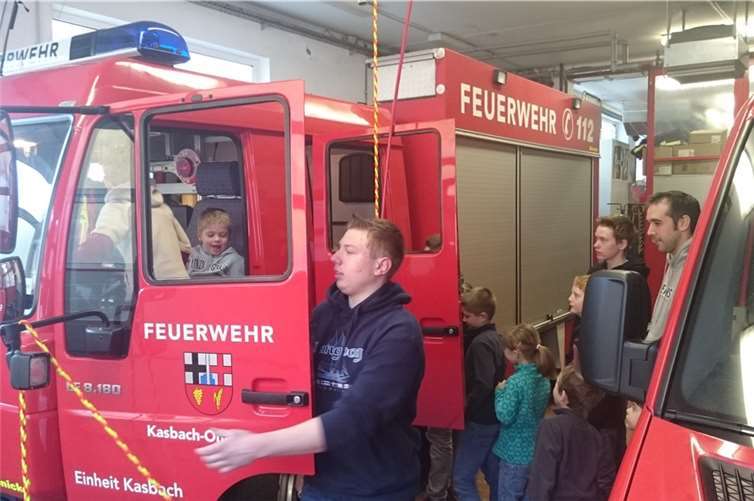 Im Anschluss an das Frühstück durften die Kinder noch die zwei Löschfahrzeuge erkunden.
