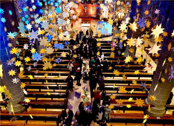 Im Anschluss an das Hochamt hatten die Gäste die Möglichkeit, sich in angenehmer Atmosphäre bei Wein und kleinen Speisen, auszutauschen.