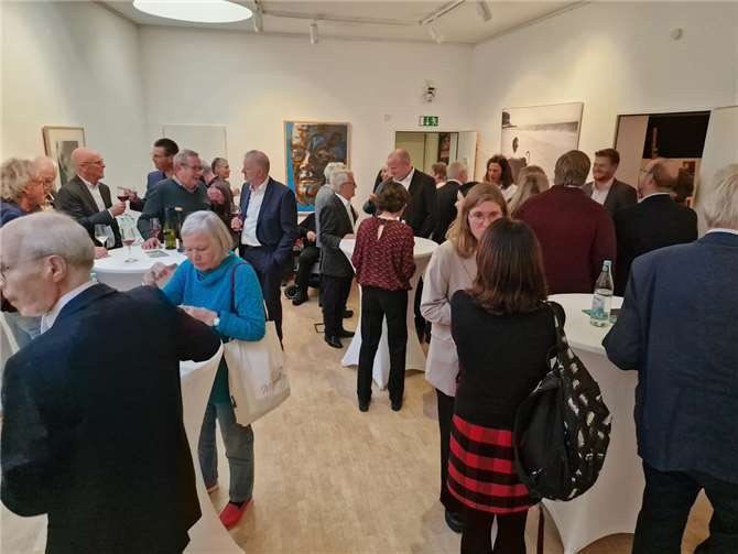 Im Anschluss an das Jubiläumsprogramm bot das Forum den geladenen Gästen das, was es als Hauptauftrag versteht: Ein Forum, um ins Gespräch zu kommen.