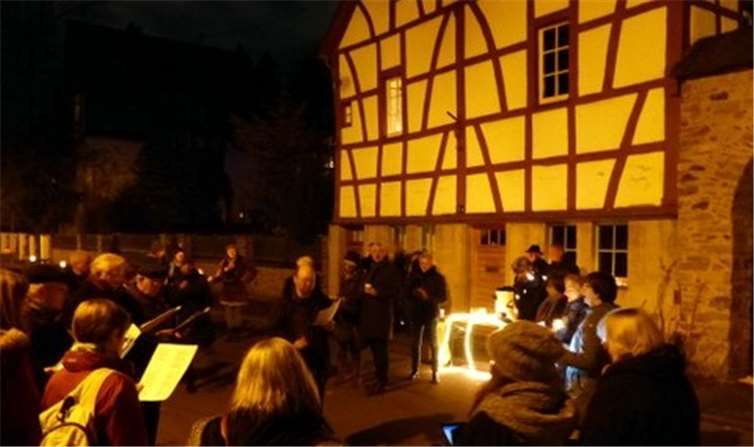 Im Anschluss an das Singen kam es noch zu lebhaften Gesprächen unter den Besuchern. privat