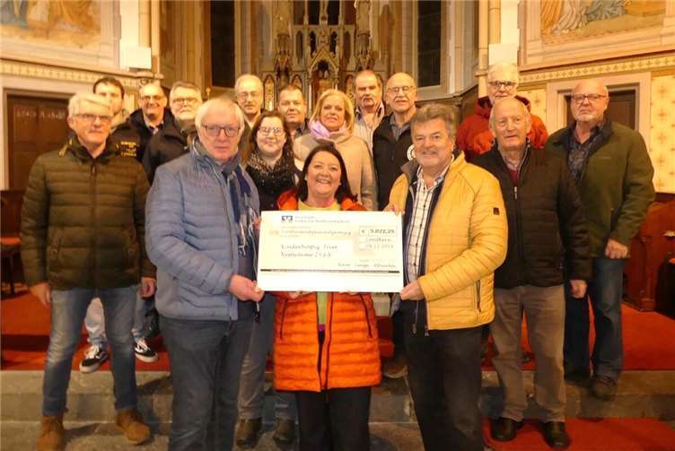 Im Anschluss an das dritte Benefizkonzert, organisiert vom Verein „Kerer-Junge-Handwerker“, kamen Spenden von mehr als 5000 Euro zusammen. Alfred Haupt und Bernie von Moerbeeck überreichten den Spendenscheck an Petra Moske. Foto: TE