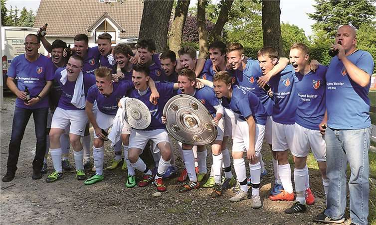 Im Anschluss an das letzte Spiel feierte die B-Jugend noch ausgelassen die erreichte Meisterschaft.privat