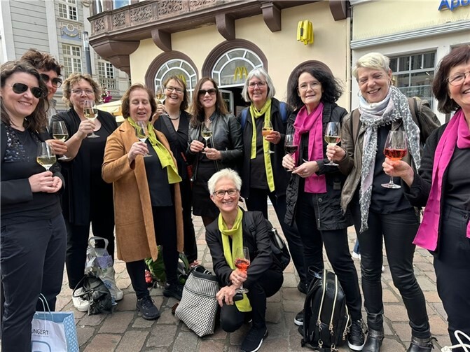 Im Anschluss an den Auftritt trafen sich einige Sängerinnen u.a. noch beim Weinstand am Hauptmarkt, um auf den gelungenen Auftritt anzustoßen. Foto: privat