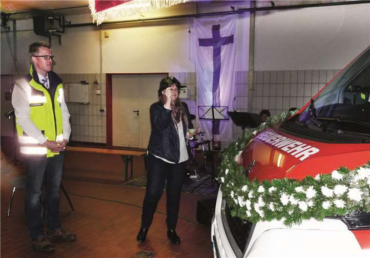 Im Anschluss an den Blaulichtgottesdienst segneten Beetschen und Gorgen das neue Mehrzweckfahrzeug.