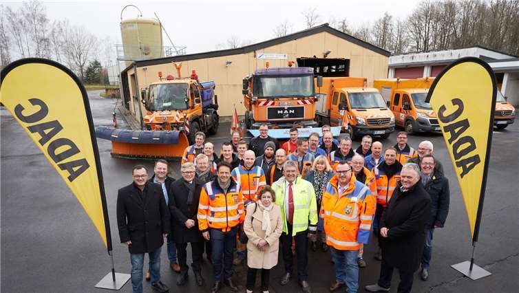 Im Anschluss an den Empfang bei der Straßenmeisterei Cochem stellte man sich noch zu einem Erinnerungsfoto.Fotos: TE