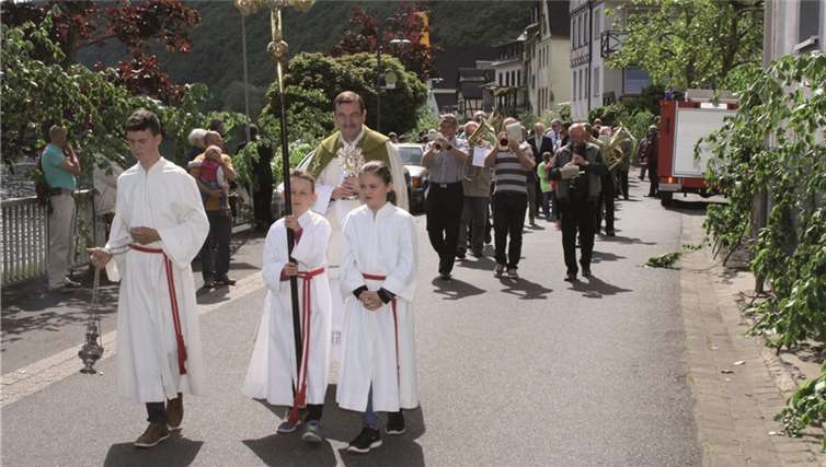 Im Anschluss an den Festgottesdienst formierte sich eine Kirmesprozession durch den Ort, die von Blasmusik begleitet wurde. TE