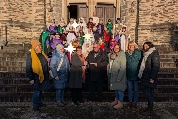 Im Anschluss an den Gottesdienst, überreichte Ida Luxemburger zusammen mit Monika Lichtl und Uschi Mehlem vom Leitungsteam der kfd-FG Welling den Spendenerlös. Foto: privat