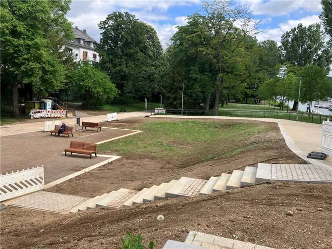 Im Anschluss an den Neubau der Mozartbrücke hat der Eigenbetrieb Grünflächen- und Bestattungswesen die Rheinanlagen in diesem Bereich ausgebaut. Entstanden ist unter anderem ein großzügiger Platz mit sechs Bänken.  Foto: Stadt Koblenz / Verena Groß