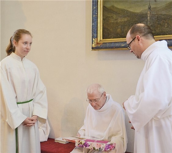Im Anschluss an den Sommerfest-Gottesdienst überreichten Obermessdienerin Maria Reininghaus und der Seelsorger der Barmherzigen Brüder Saffig, Alwin Hoffmann, Willi Schubert ein kleines Dankeschön für seine Dienste.  Privat