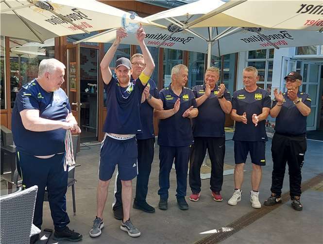 Im Anschluss an den Spieltag wurden die ersten drei Mannschaften mit Medaillen und Pokalen geehrt.  Foto: privat