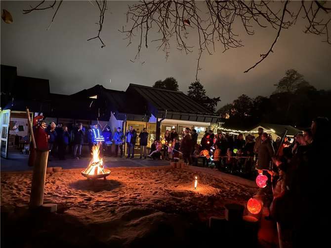 Im Anschluss an den Umzug kamen die Familien zum gemütlichen Beisammensein mit warmen Getränken am Feuer zusammen.  Foto: Stadtverwaltung Sinzig