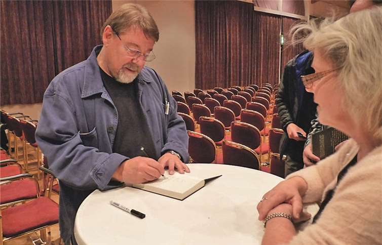 Im Anschluss an den kurzweiligen Abend signierte der Altmeister seine von den Fans neu erworbenen Bücher.