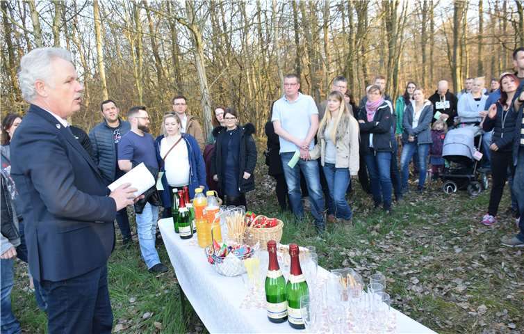 Im Anschluss an die Aktion lud Bürgermeister Stefan Raetz zu einem Glas Sekt. Foto: EICH