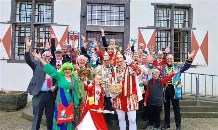 Im Anschluss an die Auszeichnungsfeier versammelten sich alle rund um Prinz Kevin und Kinderprinzessin Rosalie vor dem historischen Rathaus zu einem Gruppenfoto.  Foto: Hans-Joachim Schmitz, Weltladen Linz