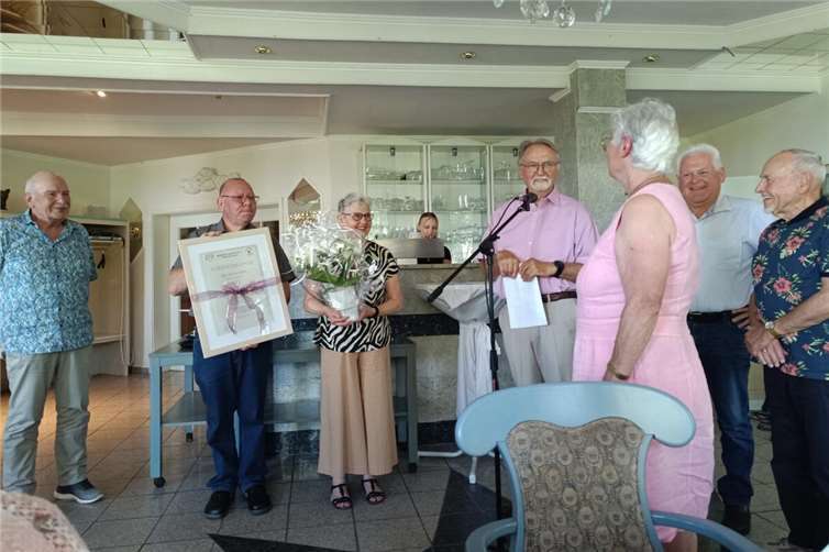 Im Anschluss an die Begrüßung der Gäste bedankte sich der Vorstand der Herzsportgruppe bei der Linzer Ärztin Dr. Helga Reul, die die Gruppe im Jahr 1985 ins Leben gerufen hatte. Fotos: Helmut Muthers, Detlef Albert