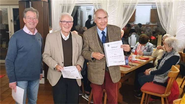 Im Anschluss an die Begrüßungsrede wurden die anwesenden Jubilar*innen für 10, 20, 25, 30, 35, 40 und 45 Jahre Mitgliedschaft mit der Überreichung einer Urkunde geehrt. Foto: privat