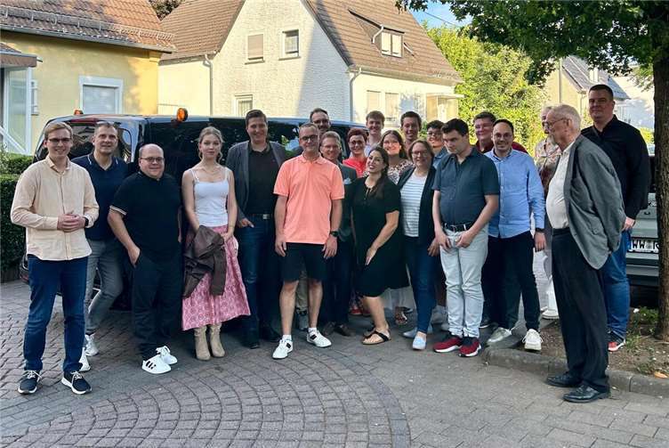 Im Anschluss an die Diskussion fand ein gemeinsames Grillen statt, bei dem die Gespräche in offener Atmosphäre fortgeführt wurden. Foto: Junge Union Westerwaldkreis