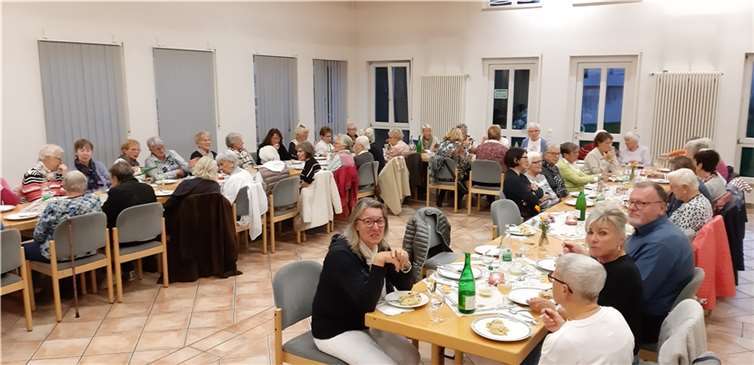Im Anschluss an die Erntedank-Andacht gab es im Pfarrsaal Döppekooche und Federweißer.  Foto: privat