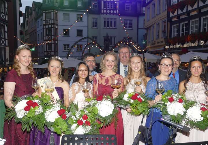 Im Anschluss an die Krönungszeremonie mischten sich die Weinmajestäten mit den Promis unter das feiernde Volk.