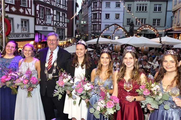 Im Anschluss an die Krönungszeremonie mischten sich die neuen Regentinnen unter die fröhlich feiernden Festbesucher.