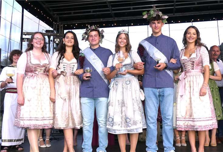 Im Anschluss an die Krönungszeremonie mischten sich die neuen und ehemaligen Weinmajestäten und das weinfröhliche Volk.  Fotos: TE