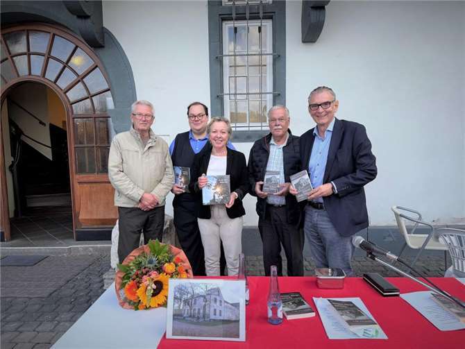 Im Anschluss an die Lesung standen Heimatforscher Frank Neupert, Museumsleiter Dr. Kai Seebert, Autorin Angelica Netz, Beigeordneter Winfried Günther und Bürgermeister Claus Peitz (v.l.n.r.) für ein Foto bereit. Fotos: Stadtmuseum Andernach