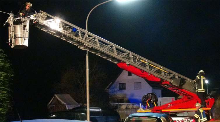 Im Anschluss an die Löscharbeiten wurde der Schornsteinkopf mithilfe der Drehleiter kontrolliert. Feuerwehr der VG Dierdorf