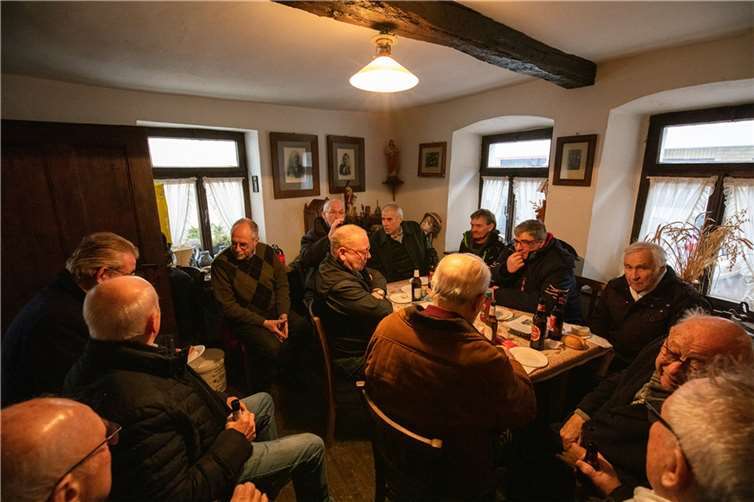 Im Anschluss an die Messe trafen sich dann 16 Zunftgesellen zur „After-Mess-Party“.  Foto: Wolfhard Klein