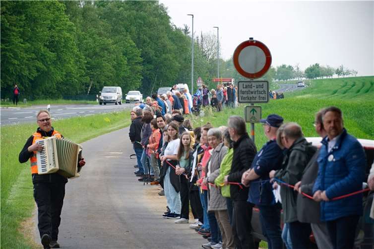 Im Anschluss an die Reden bildeten die Teilnehmer eine mehrere hundert Meter lange Menschenkette entlang der Landstraße 258.  Foto: privat