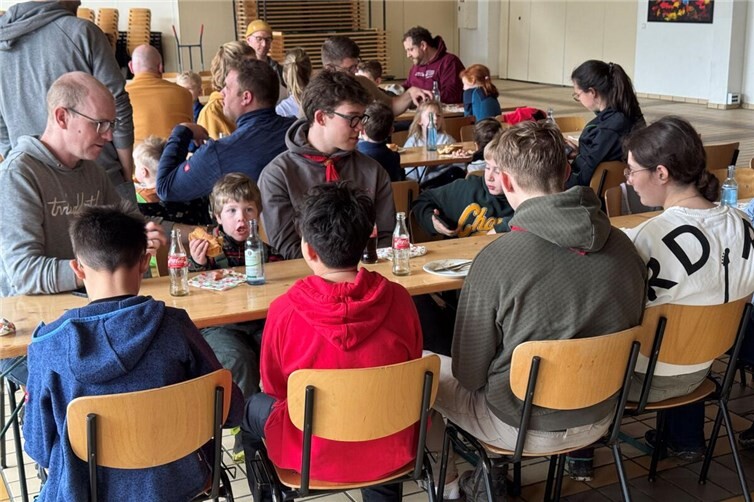 Im Anschluss an die Säuberungsaktion konnten sich die fleißigen Helferinnen und Helfer noch bei einem vom Team des Sportvereins zubereiteten Würstchen und Getränk stärken.