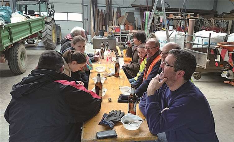 Im Anschluss an die Sammlung stärkten sich die freiwilligen Helfer dann im Bauhof, mit der von der Ortsgemeinde zur Verfügung gestellten Suppe. privat