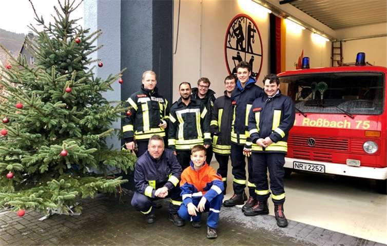 Im Anschluss an die Übung schmückten die Kameraden noch den auf der Jahreshauptversammlung von Ortsbürgermeister Jürgen Becker geschenkt bekommenen Weihnachtsbaum und stellten diesen vor der Fahrzeughalle auf.privat