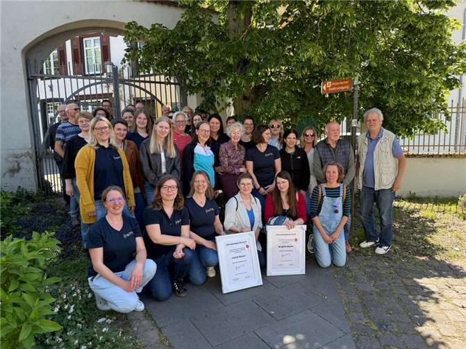 Im Anschluss an die Versammlung genoss der Chor bei strahlendem Sonnenschein einen Umtrunk im Rosengarten.  Foto: privat