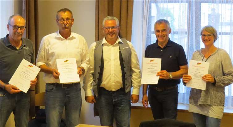 Im Anschluss an die Wahlen überreichte Bürgermeister Albert Jung den Ratsmitgliedern Helmut Braunschädel, Anja Brust, Manfred Hermes und Ewald Sesterhenn die Ehrenurkunde des Gemeinde- und Städtebundes Rheinland-Pfalz.Foto: privat