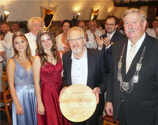 Im Anschluss an die Zeremonie der Wappentellerverleihung trafen sich die Gäste zu einem Erinnerungsfoto im Rosenhof der Reichsburg.