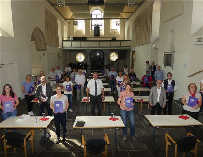 Im Anschluss an die bestandene Prüfung erhielten die Teilnehmer/Innen im Kapuzinerkloster ihre Zertifikate.Fotos: TE