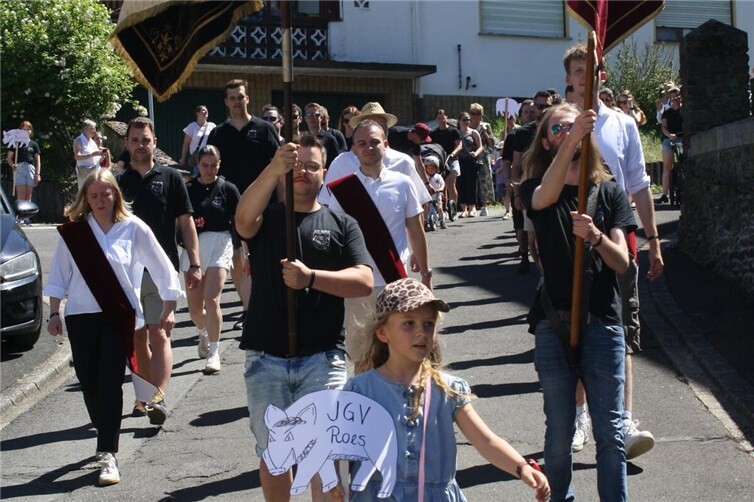 Im Anschluss an einen Wortgottesdienst formierte man sich in Roes zu einem Festumzug der seinen Zieleinlauf im Festzelt fand.