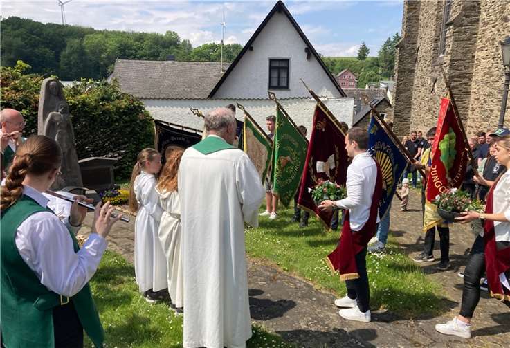 Im Anschluss an einen feierlichen Gottesdienst wurde den Kriegsopfern mit der Niederlegung von zwei Blumengebinden gedacht.