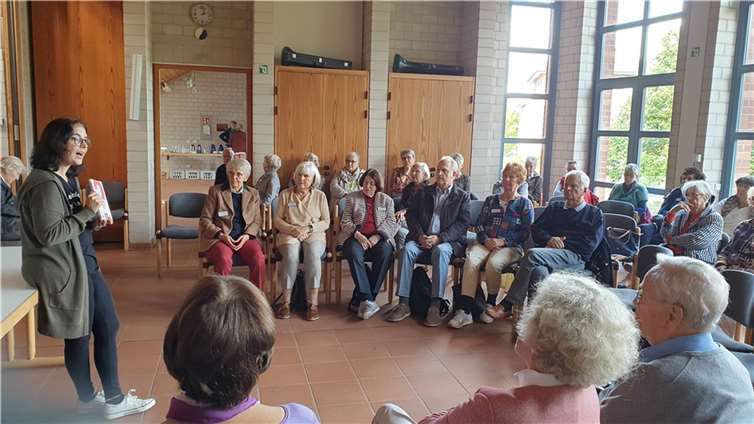 Im Anschluss an einen kleinen Imbiss stellte Frau Nicole Katlein vom „Buchladen“ am Neuen Markt zahlreiche aktuelle Bücher zum Thema „Sterben und Tod“ vor.