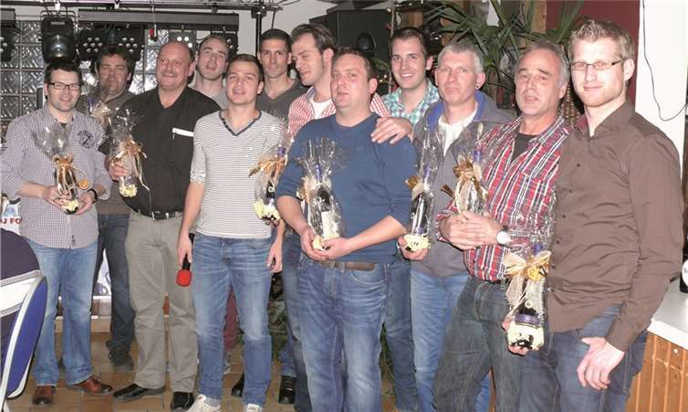 Im Anschluss bedankten sich die Spieler beim Vorstand der Abteilung Fußball für die tolle Arbeit und die gute Unterstützung.