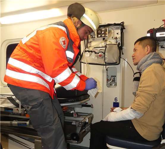 Im Anschluss erhielten die Verletzten durch die Sanitäter:innen des DRK eine Erstversorgung vor Ort.