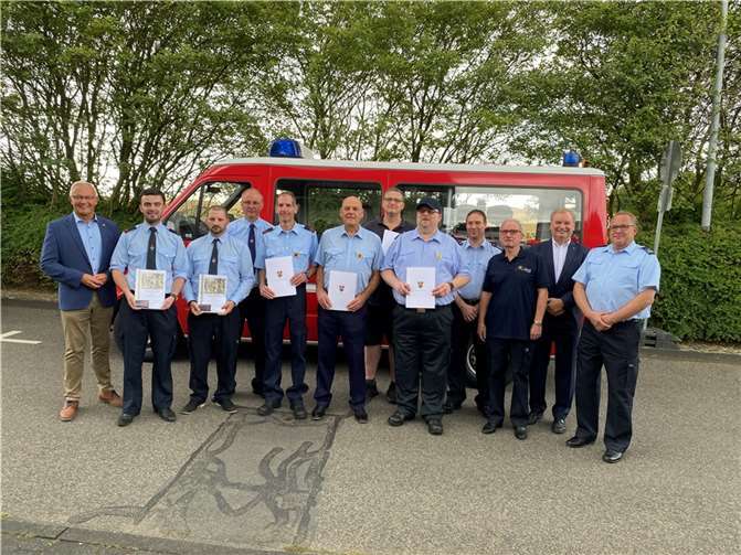 Im Anschluss ging Landrat Achim Hallerbach u. a. auch auf das Ehrenamt ein und ehrte Marco Scholl (Erpel), Klaus Niederkorn (Rheinbreitbach) Torsten Jammel und Jürgen Wasser mit dem „Goldenen Feuerwehrehrenzeichen“ für 35-jährige aktive, pflichtgetreue Tätigkeit bei der Feuerwehr.  Foto: Wehrleiter a.D. Hans-Josef Fröhlich
