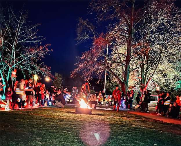 Im Anschluss ließen die Familien und das KiTa Team diesen wunderschönen Abend noch bei einem Wurstbrötchen, Kinderpunsch oder Glühwein gemeinsam ausklingen. Quelle: KiTa St. Maria Magdalena